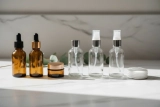 Verre ambré ou transparent : quel flacon choisir pour vos cosmétiques ?